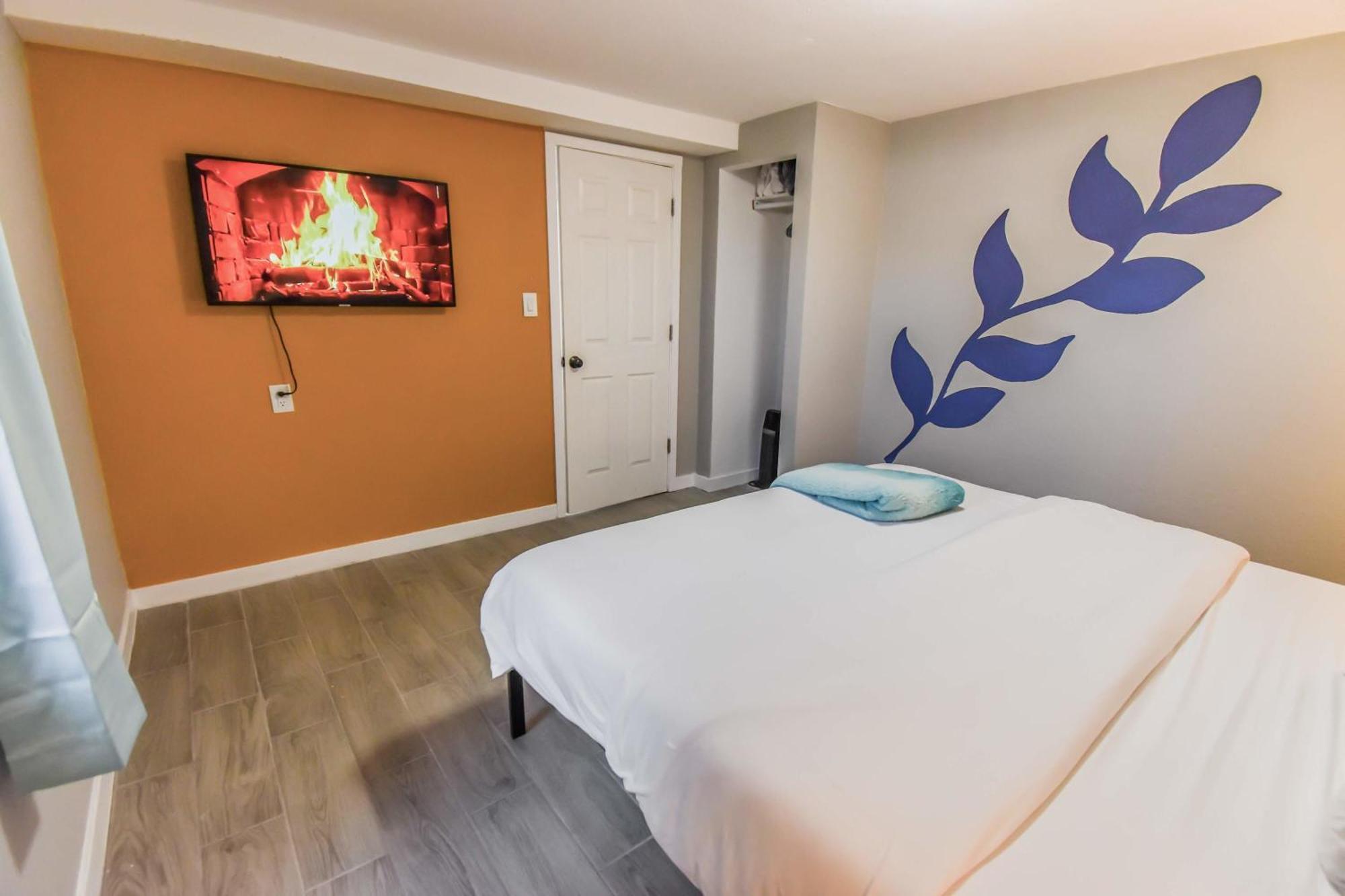 Vibrant & Cozy Two Bedroom Lower Unit King Beds