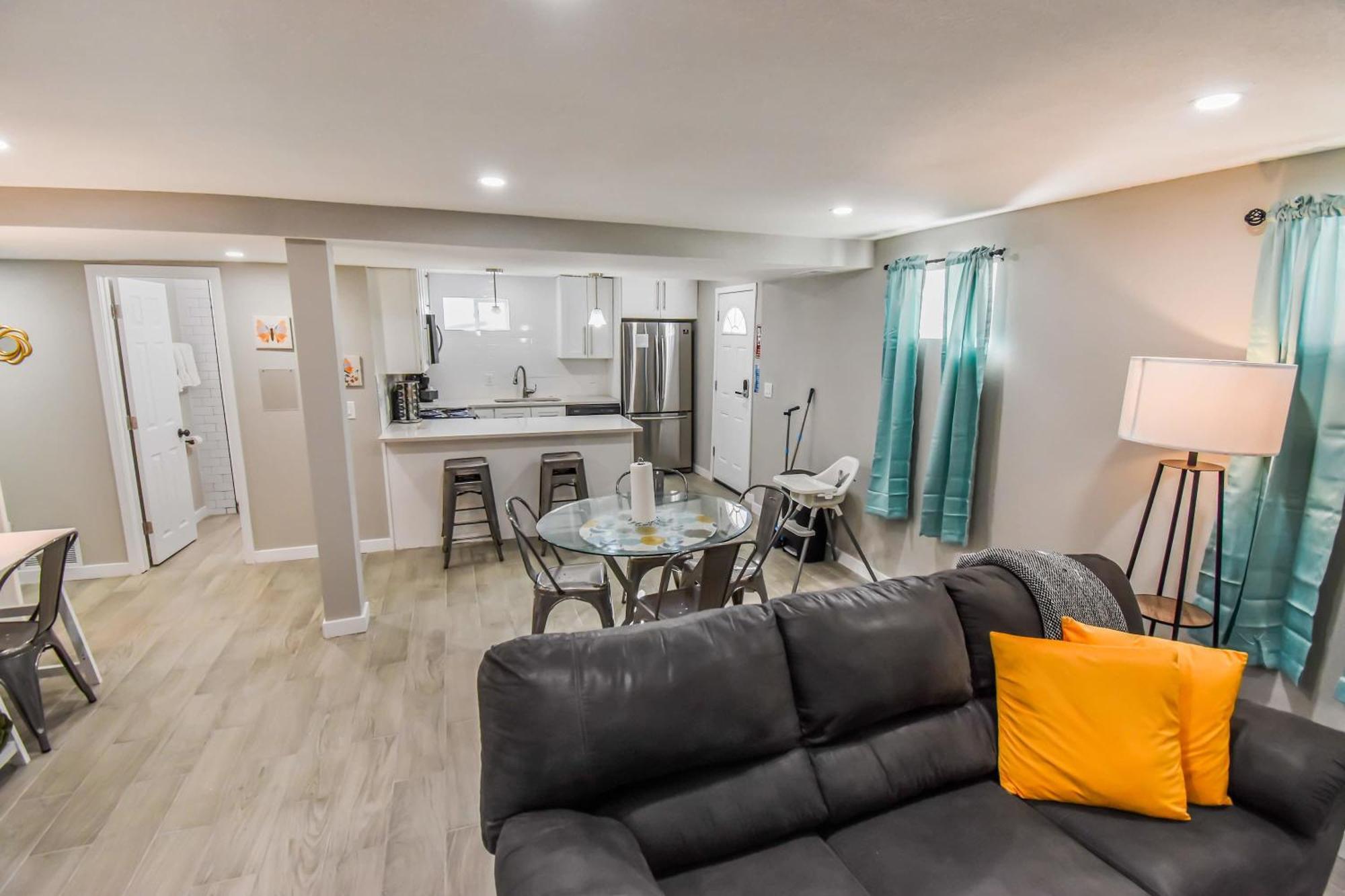 Vibrant & Cozy Two Bedroom Lower Unit King Beds * Denver