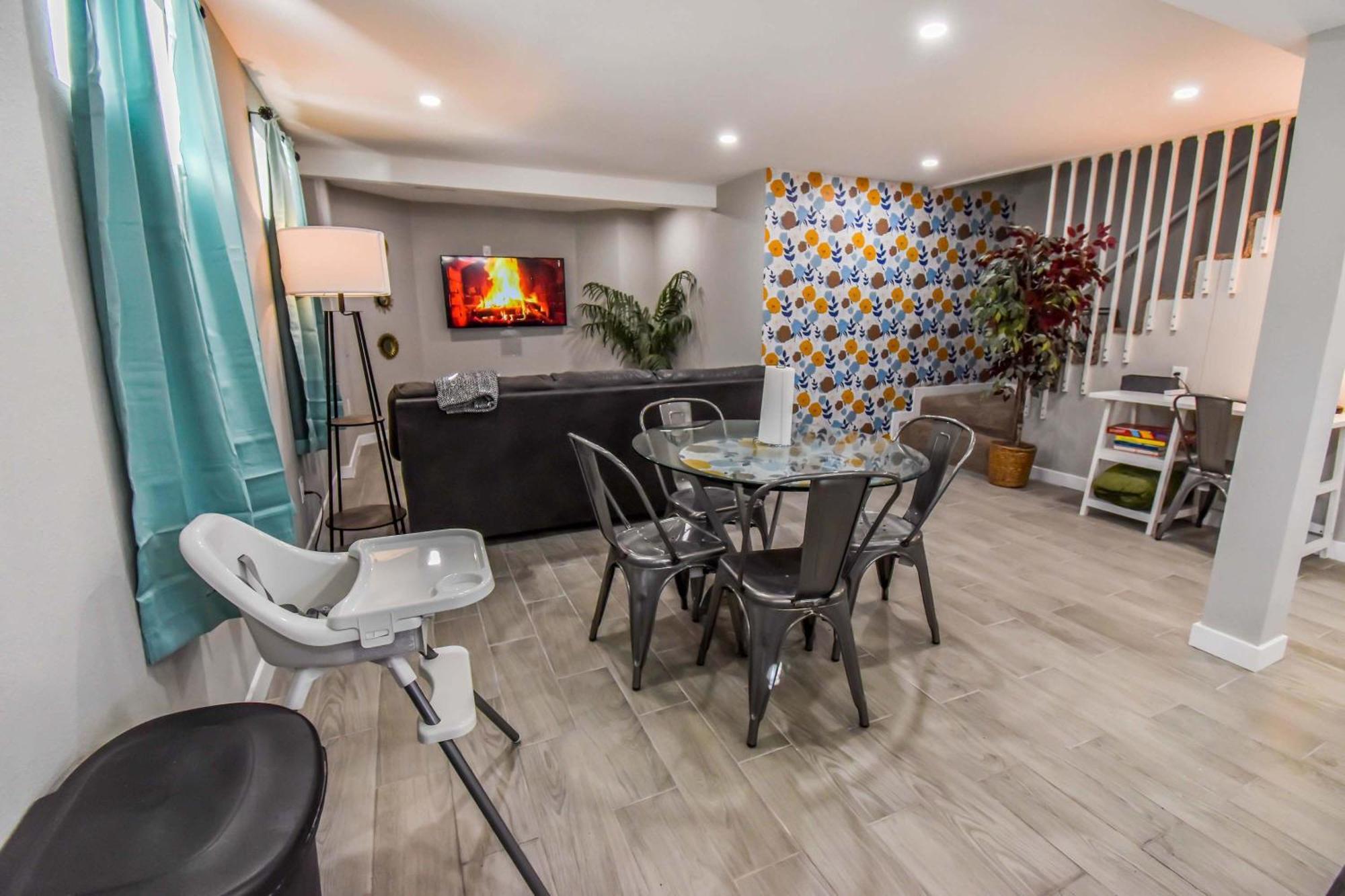 Vibrant & Cozy Two Bedroom Lower Unit King Beds