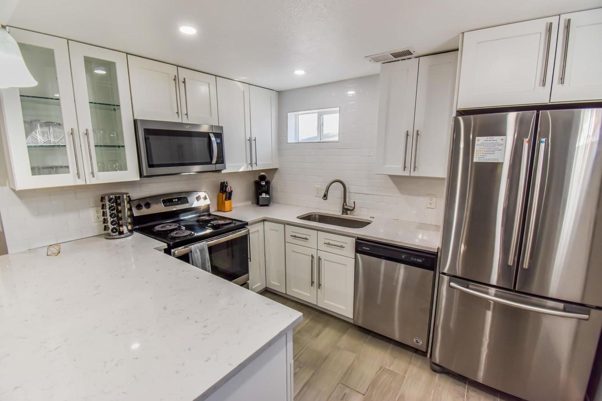 Vibrant & Cozy Two Bedroom Lower Unit King Beds Holiday home
