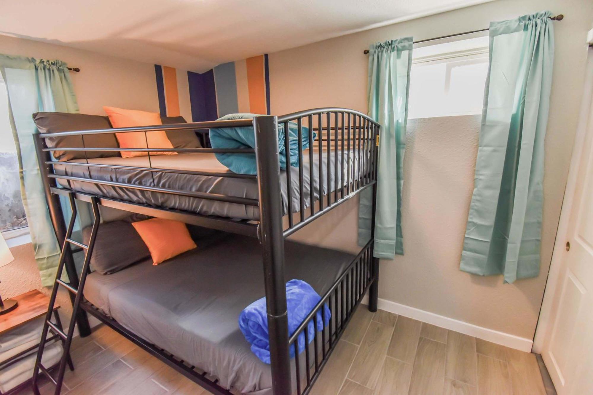 Vibrant & Cozy Two Bedroom Lower Unit King Beds Denver