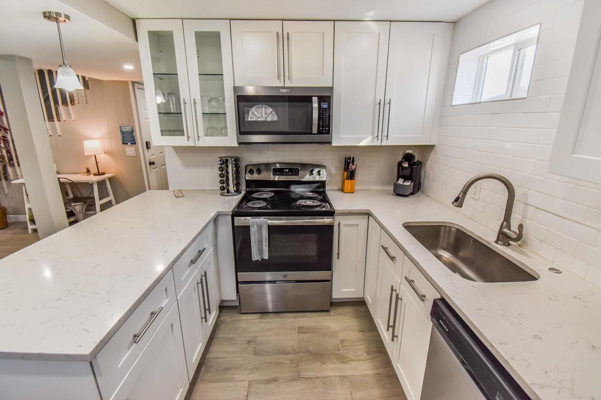 Vibrant & Cozy Two Bedroom Lower Unit King Beds