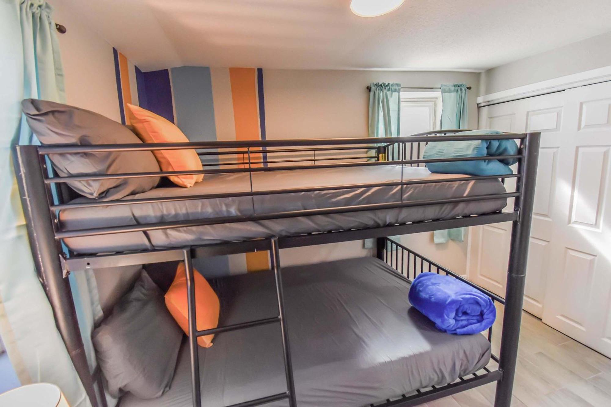 Vibrant & Cozy Two Bedroom Lower Unit King Beds *