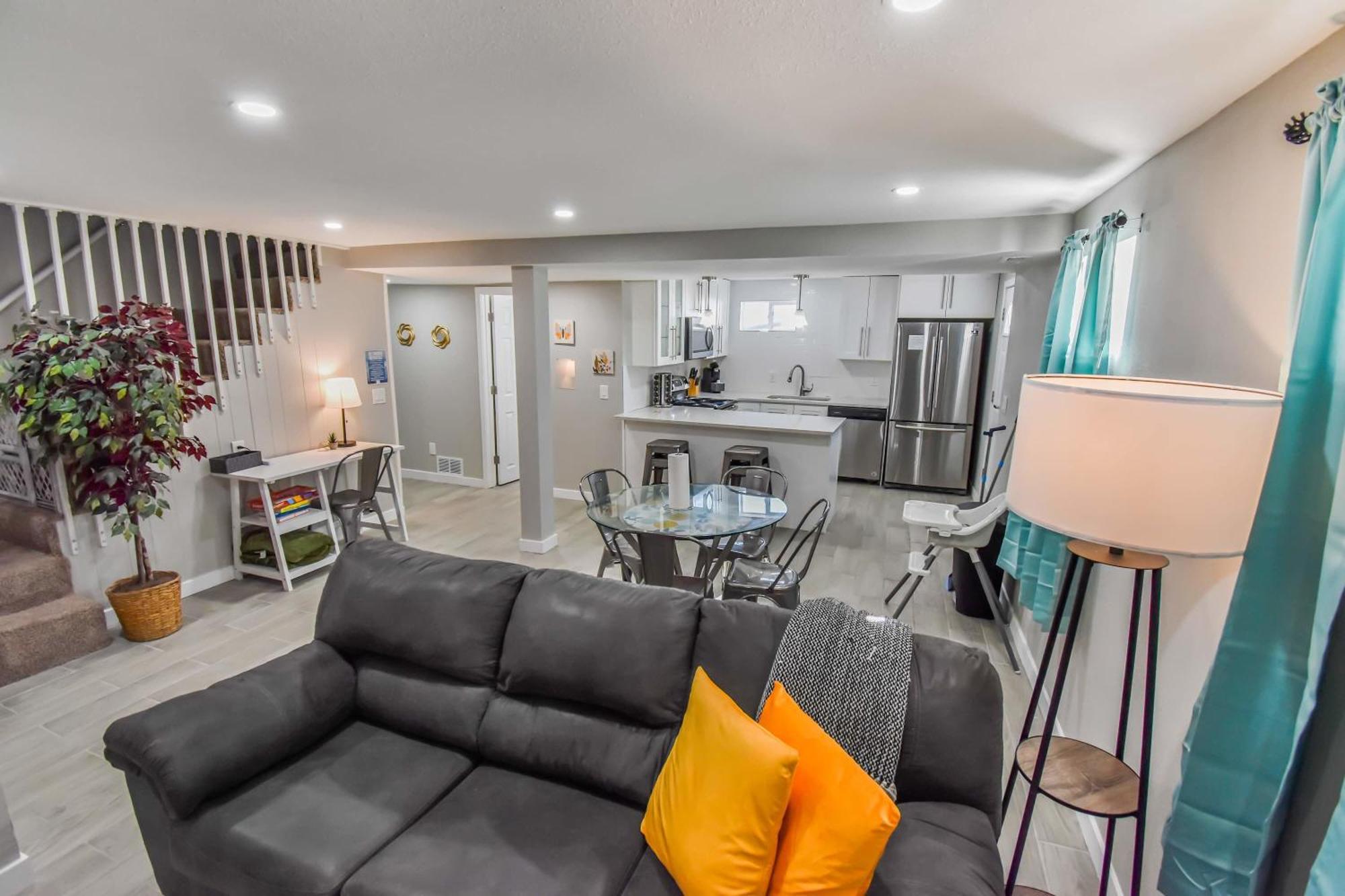 Vibrant & Cozy Two Bedroom Lower Unit King Beds Holiday home